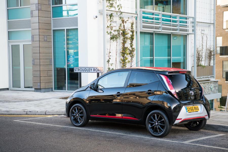 Toyota Aygo x-press 5-Door 2017 года  (UK) (фото 9 из 18)